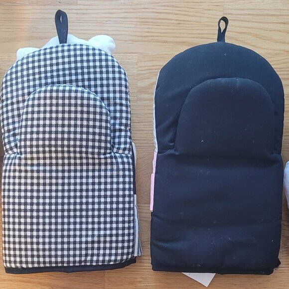 Mr. & Mrs. Chef - Chef Pig & Waitress Flo Set of Novelt Kitchen Over Mitts - Picture 2 of 6